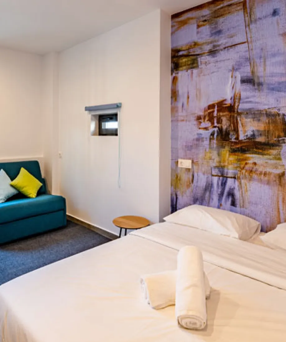 Mixed dorm of 6 with shared bathroom